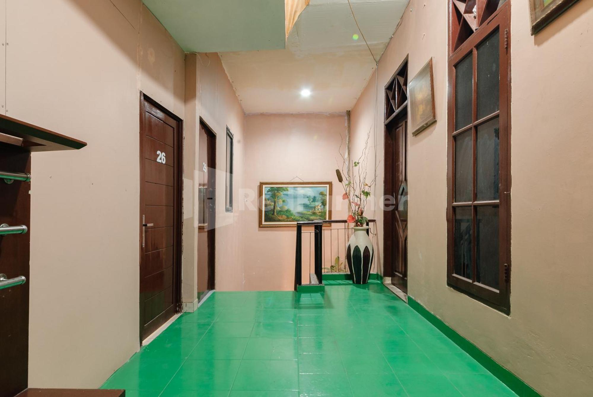 Sr Residence Near Mall Ciputra Cibubur Mitra Reddoorz Bekasi Exterior foto