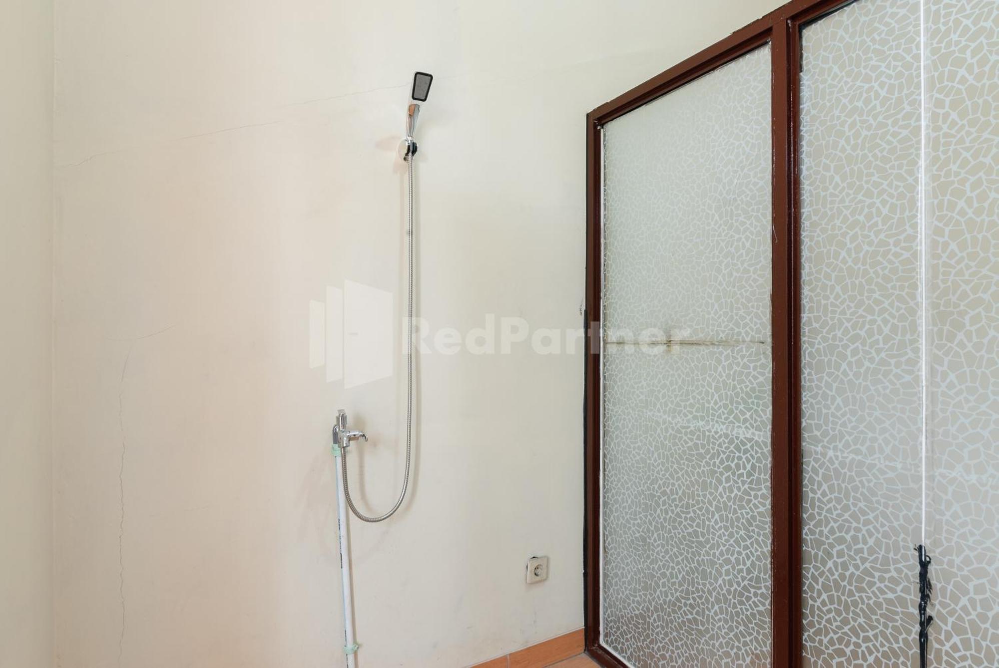 Sr Residence Near Mall Ciputra Cibubur Mitra Reddoorz Bekasi Exterior foto